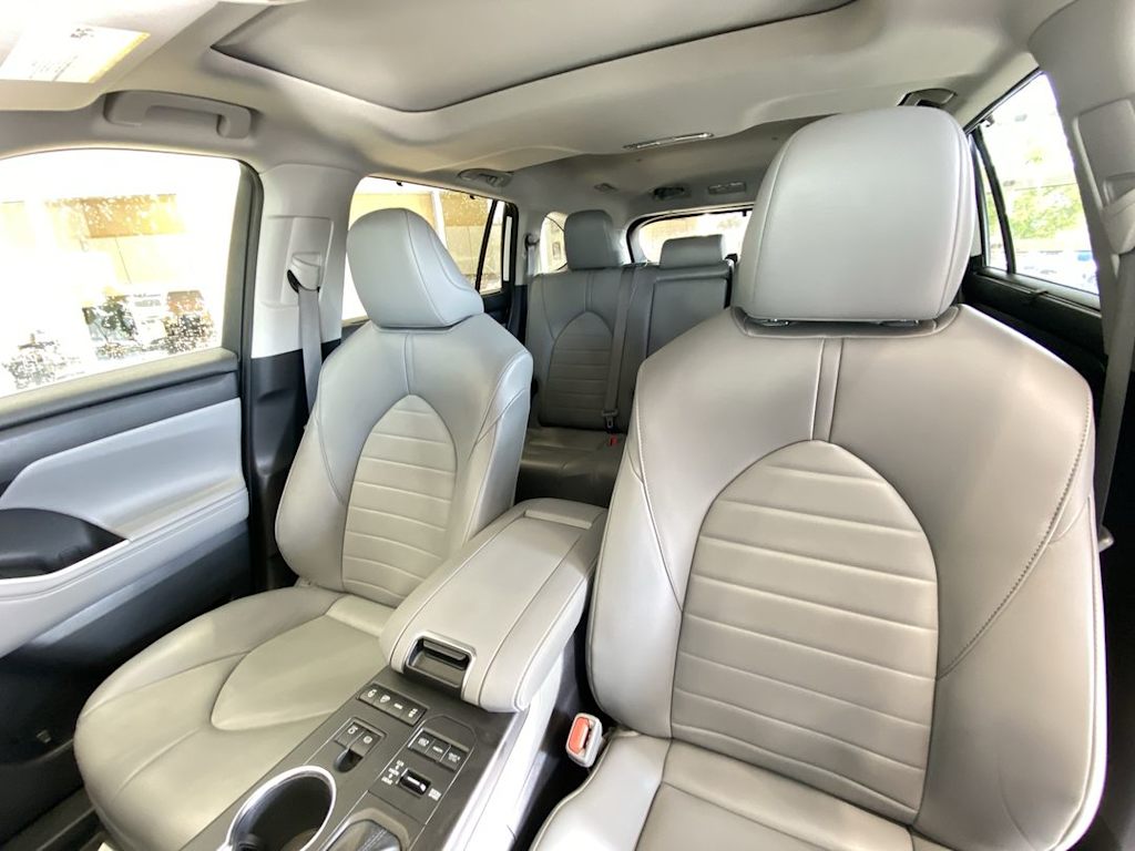 Thumbnail: 2022 Toyota Highlander - 10