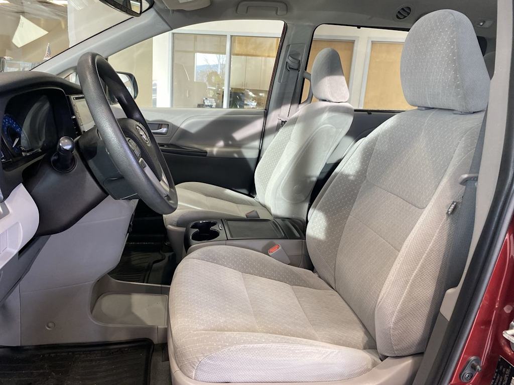 Thumbnail: 2020 Toyota Sienna - 9