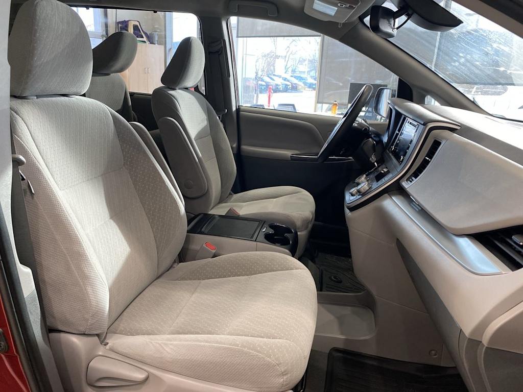 Thumbnail: 2020 Toyota Sienna - 10