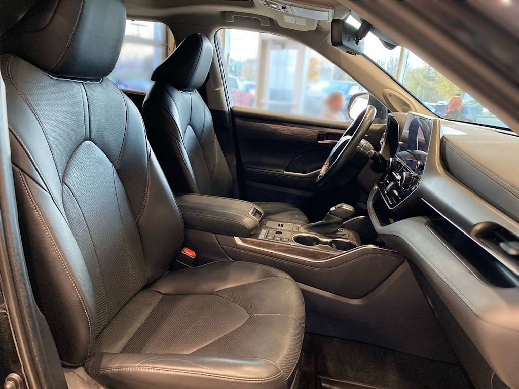 Thumbnail: 2023 Toyota Highlander - 11