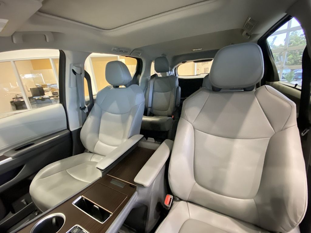 Thumbnail: 2021 Toyota Sienna - 10