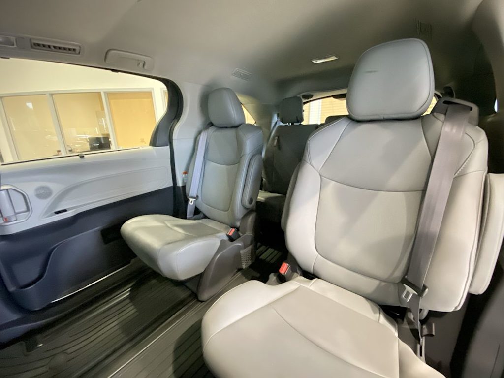 Thumbnail: 2021 Toyota Sienna - 12
