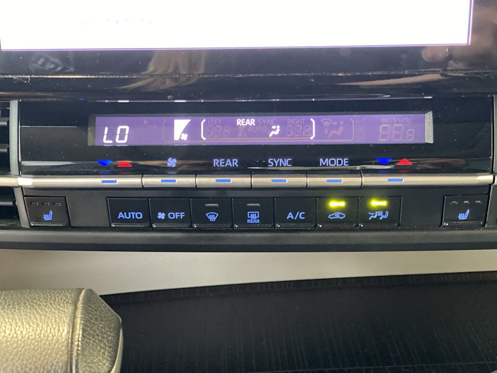 Thumbnail: 2021 Toyota Sienna - 25