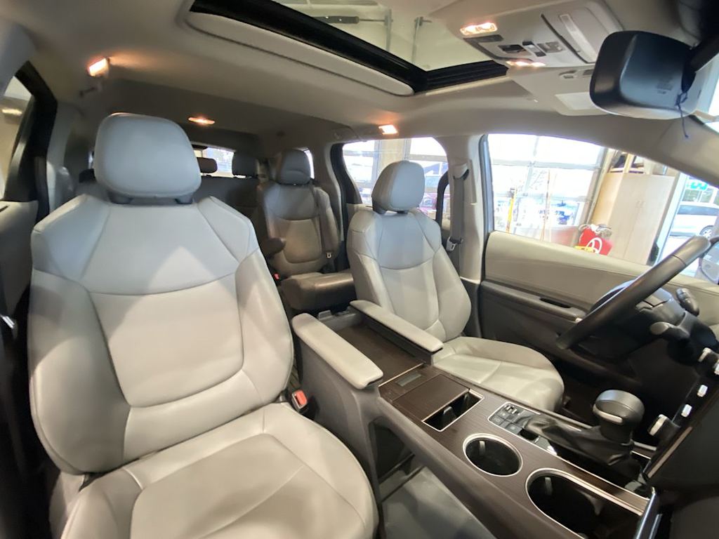 Thumbnail: 2023 Toyota Sienna - 10