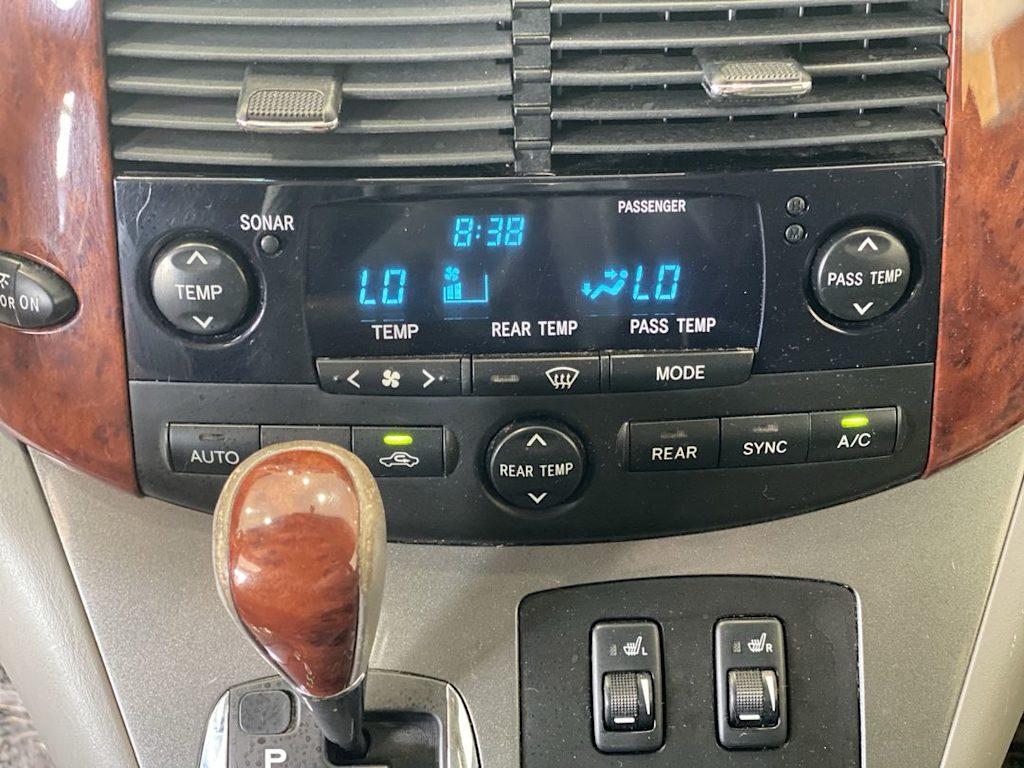 Thumbnail: 2005 Toyota Sienna - 25