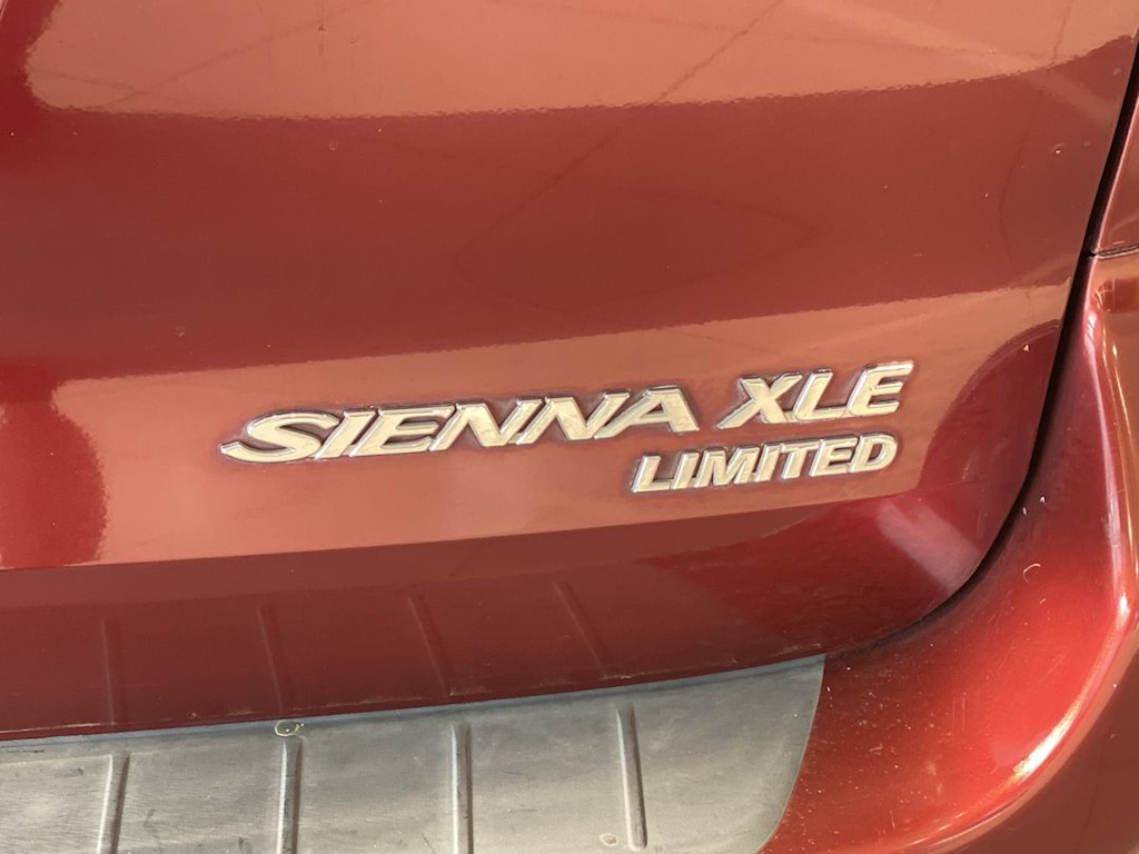 Thumbnail: 2005 Toyota Sienna - 21