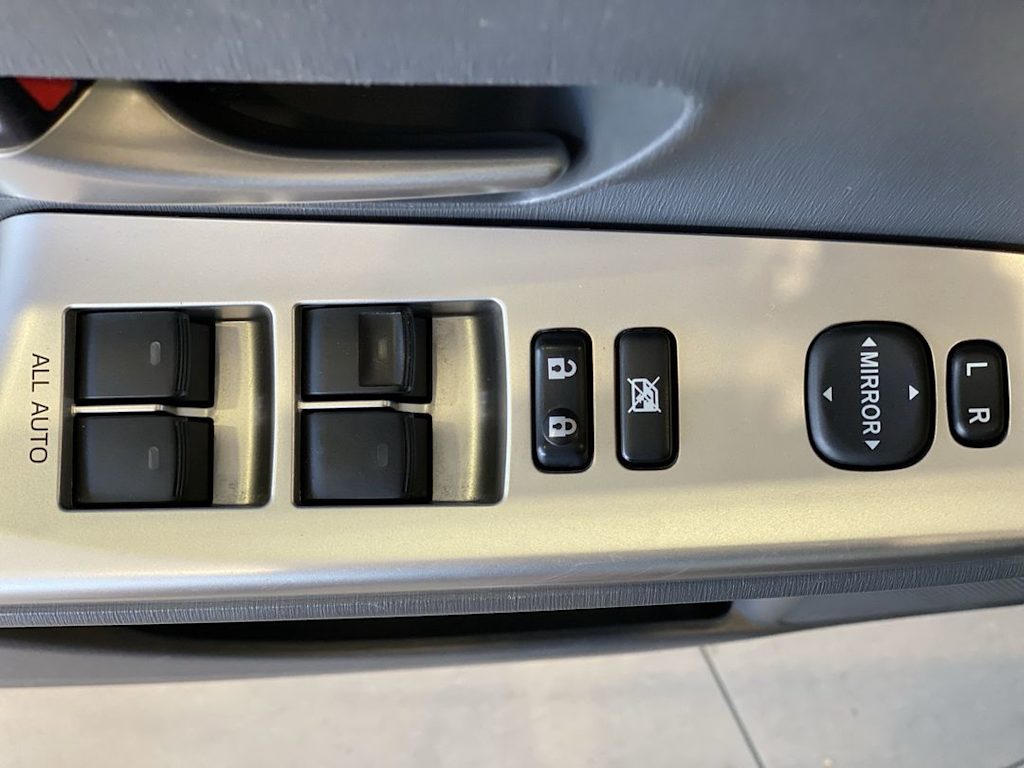 Thumbnail: 2014 Toyota Prius v - 21