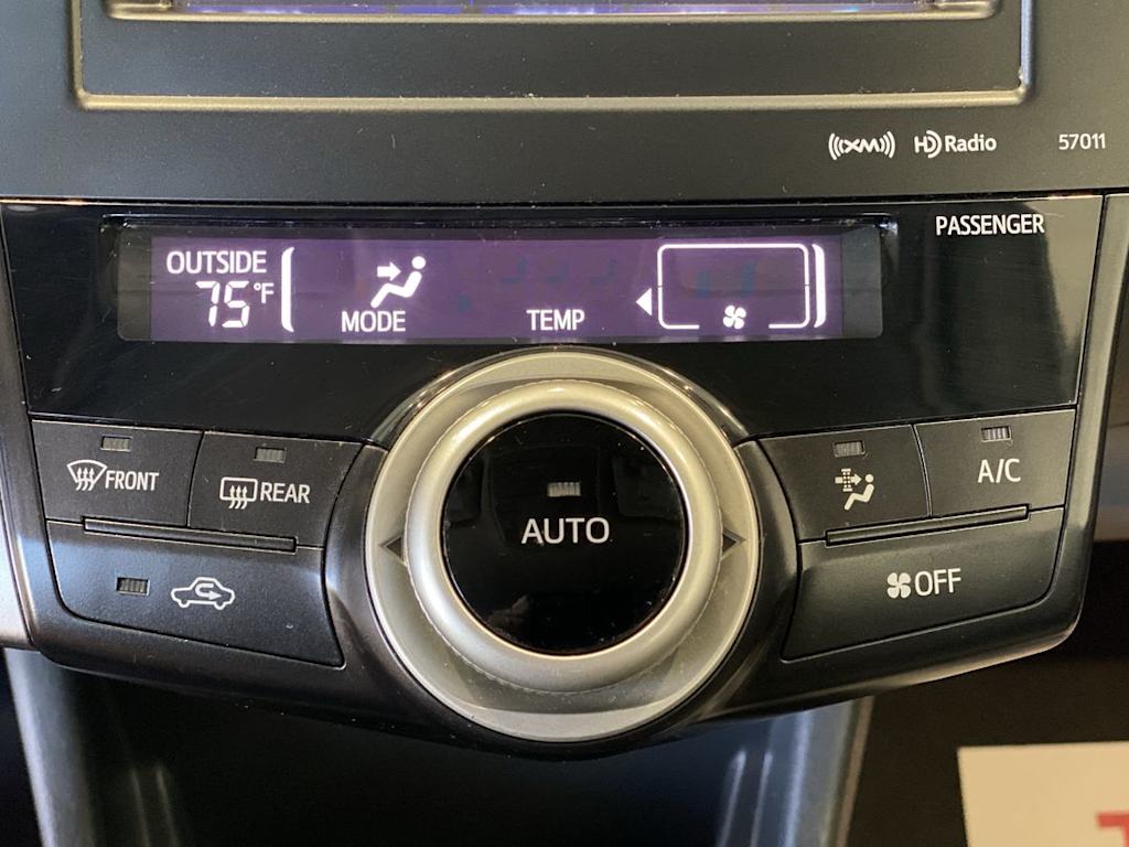 Thumbnail: 2014 Toyota Prius v - 24