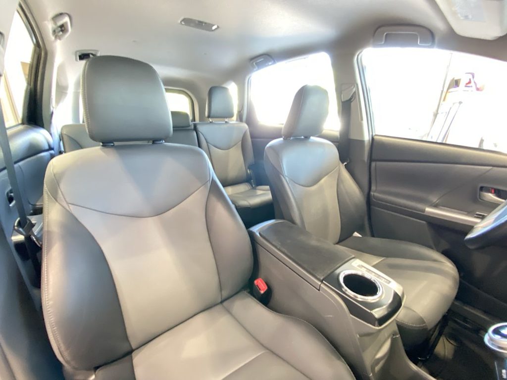 Thumbnail: 2014 Toyota Prius v - 9