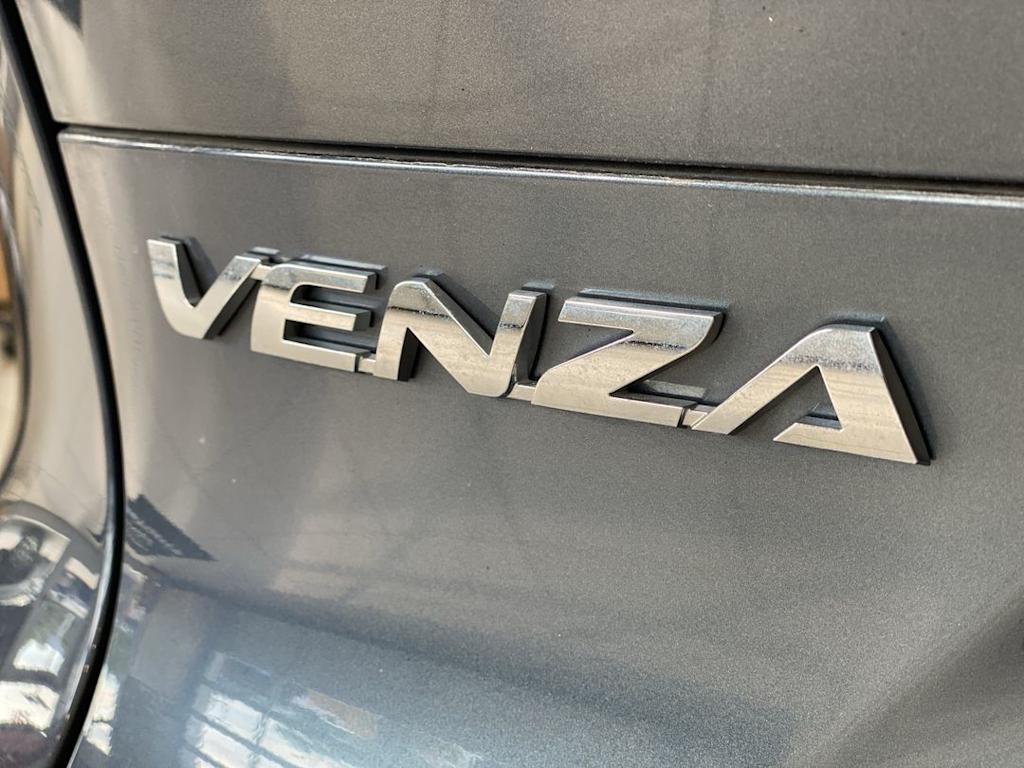 2023 Toyota Venza LE 7