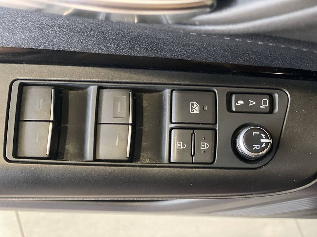 Thumbnail: 2021 Toyota Venza - 23