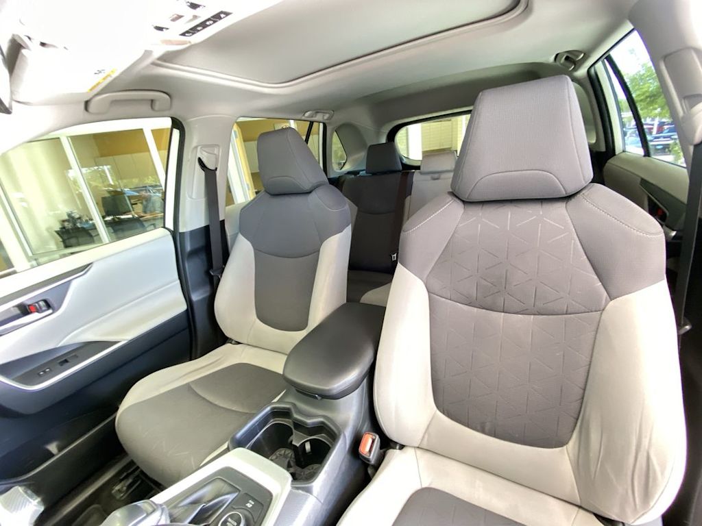 Thumbnail: 2019 Toyota RAV4 - 9