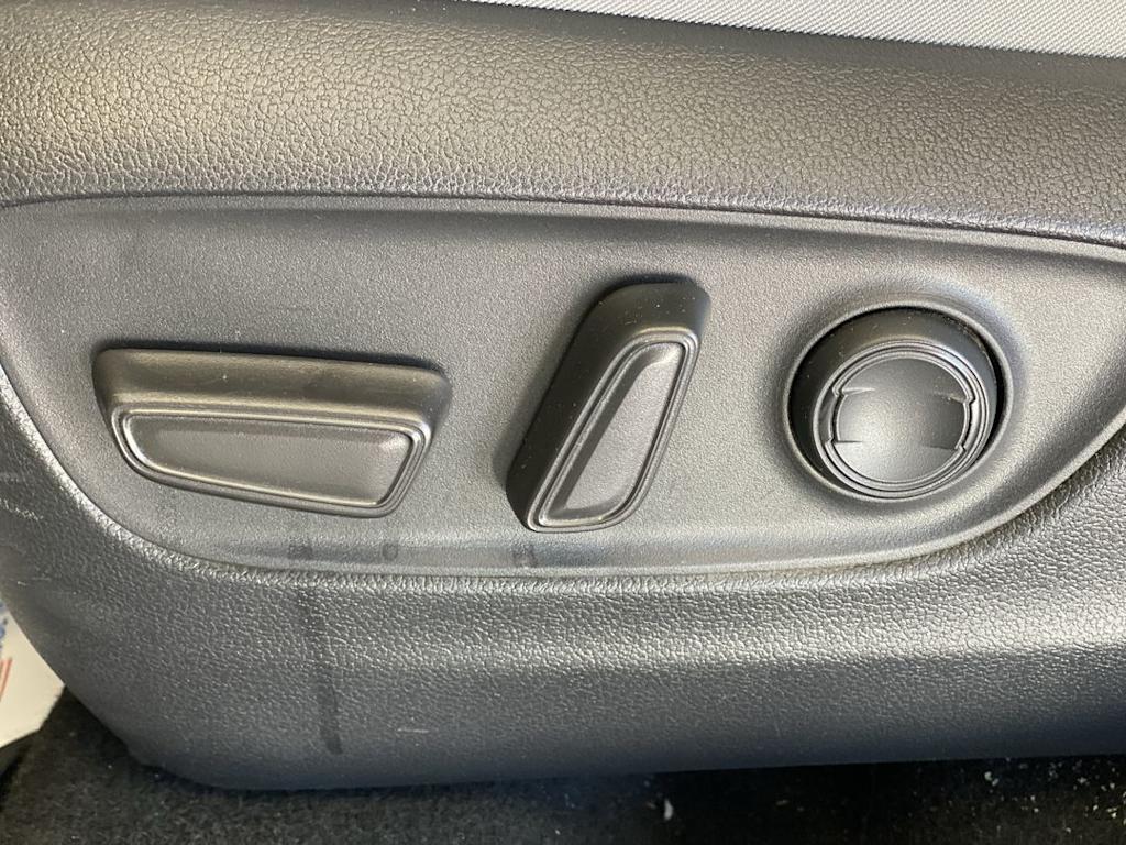 Thumbnail: 2019 Toyota RAV4 - 23