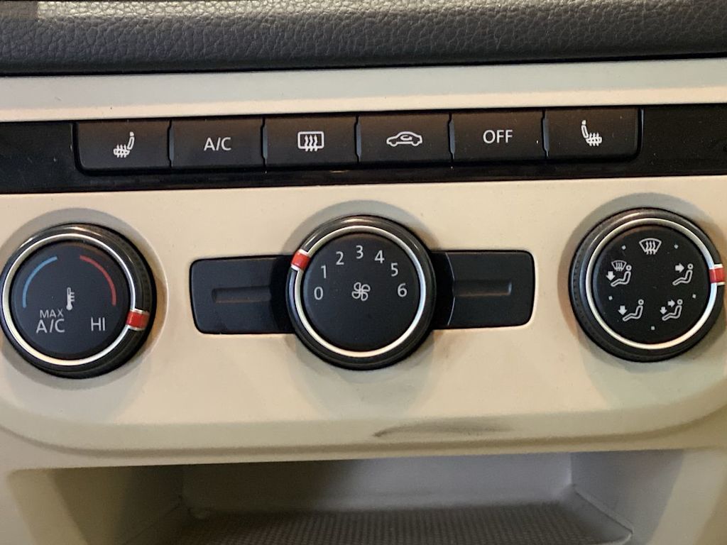 Thumbnail: 2016 Volkswagen Tiguan - 24