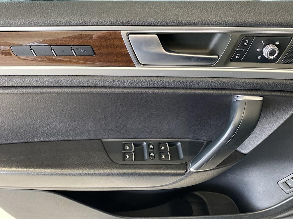 Thumbnail: 2015 Volkswagen Touareg - 24