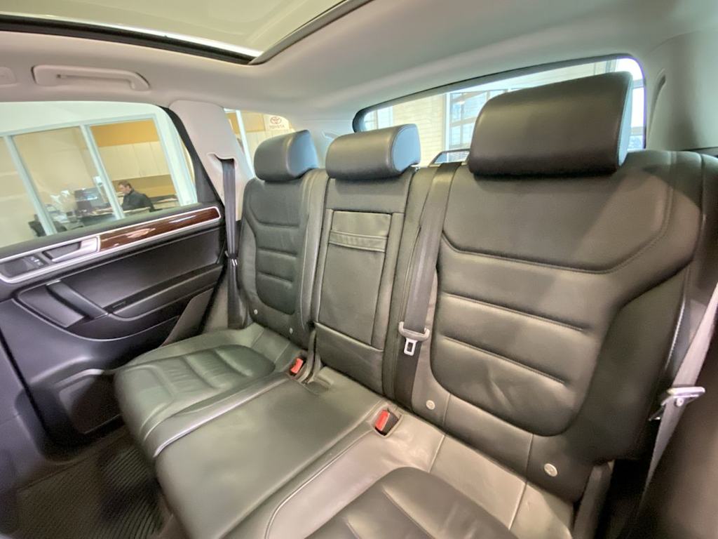 Thumbnail: 2015 Volkswagen Touareg - 11