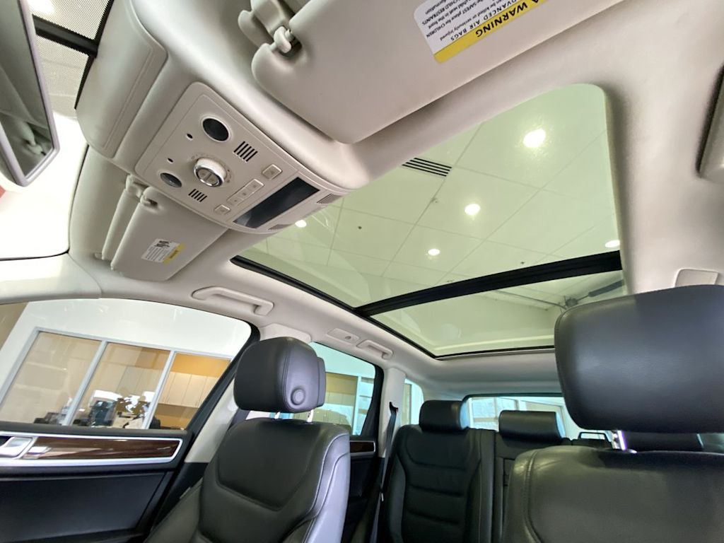 Thumbnail: 2015 Volkswagen Touareg - 28