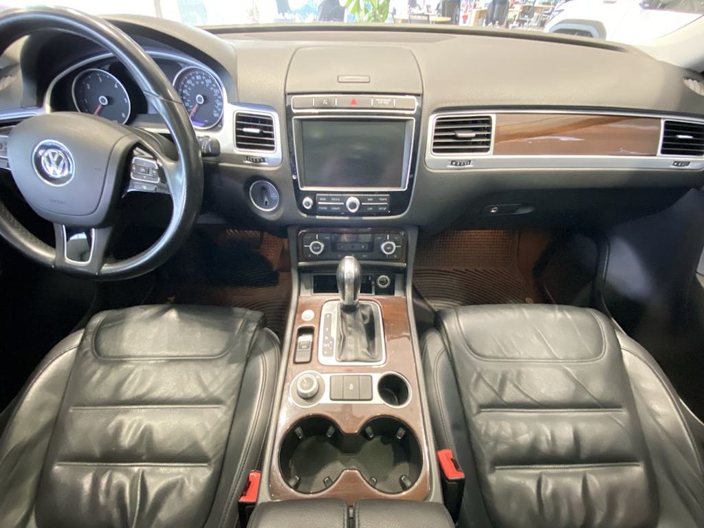 Thumbnail: 2015 Volkswagen Touareg - 8