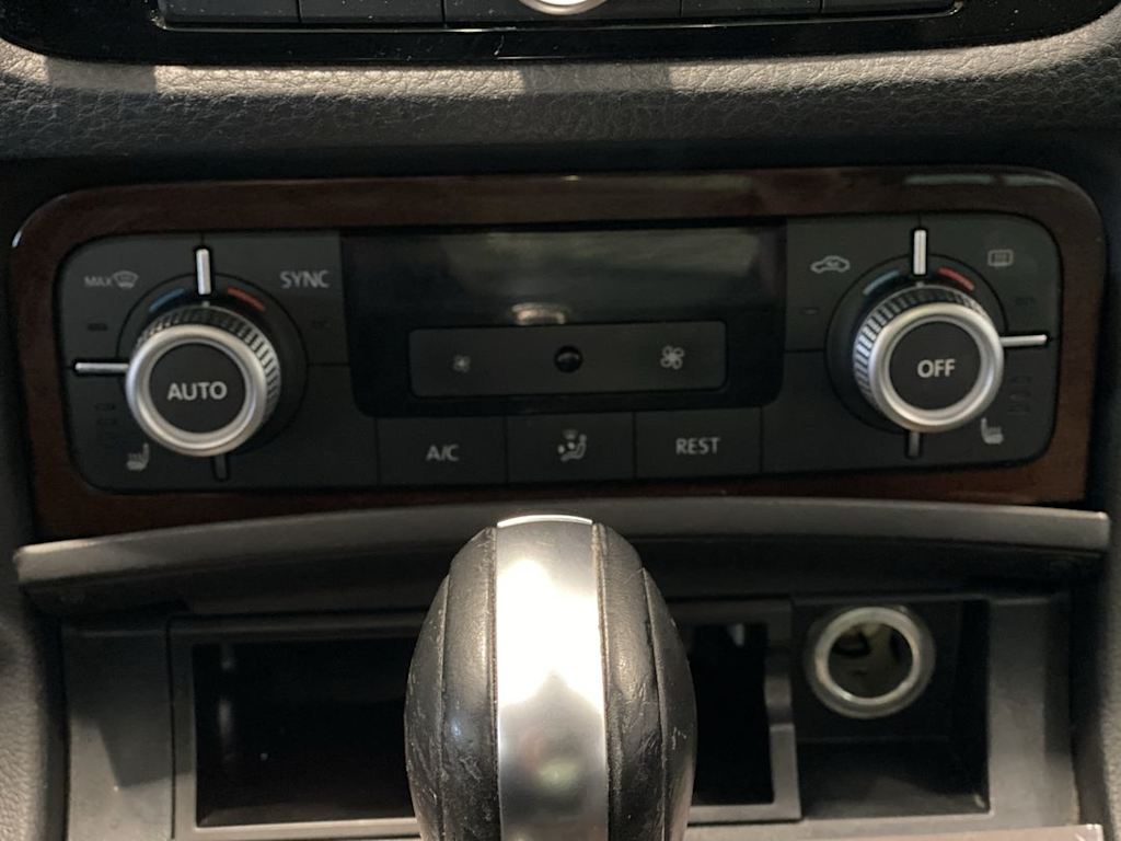 Thumbnail: 2015 Volkswagen Touareg - 27