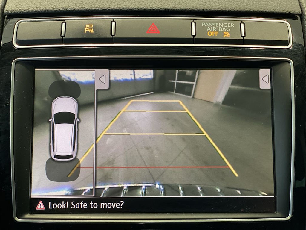 Thumbnail: 2015 Volkswagen Touareg - 25