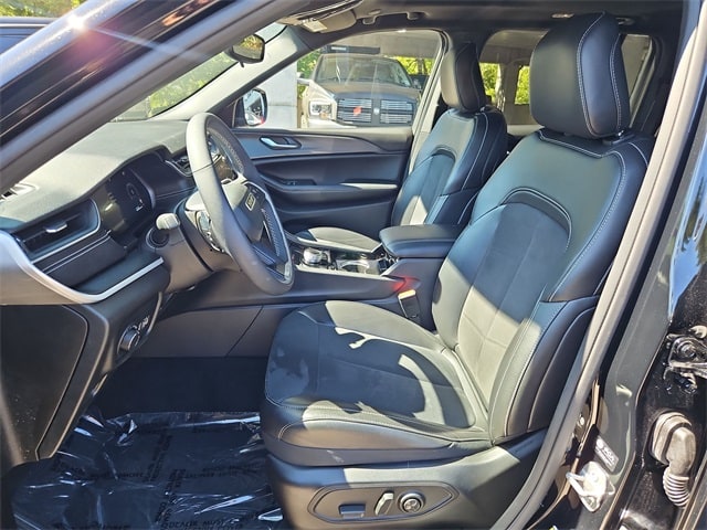 Thumbnail: 2023 Jeep Grand Cherokee - 10