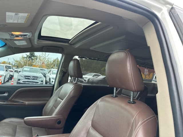 Thumbnail: 2015 Toyota Sienna - 8