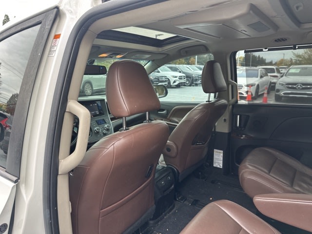 Thumbnail: 2015 Toyota Sienna - 9