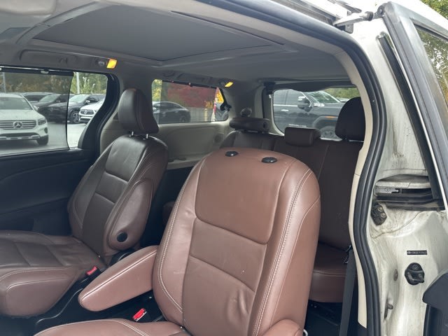 Thumbnail: 2015 Toyota Sienna - 15