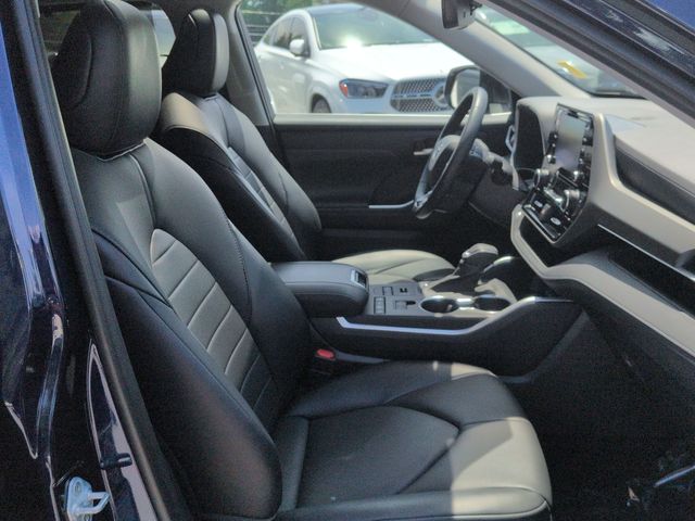 Thumbnail: 2021 Toyota Highlander - 12