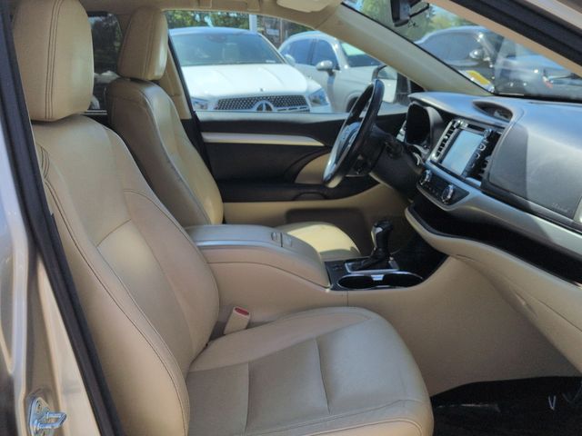 Thumbnail: 2016 Toyota Highlander - 31