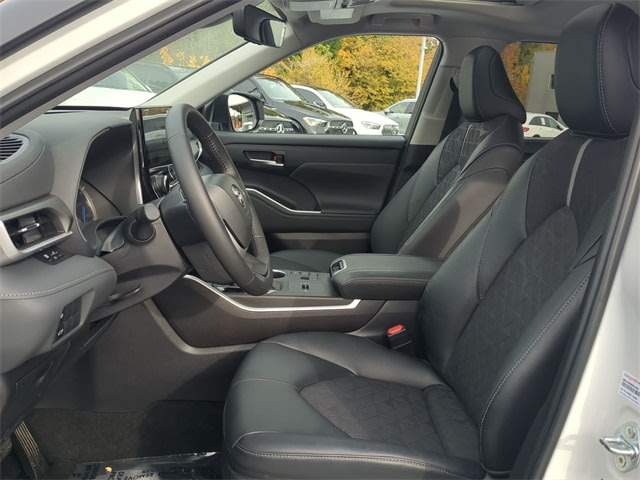 Thumbnail: 2024 Toyota Highlander - 11