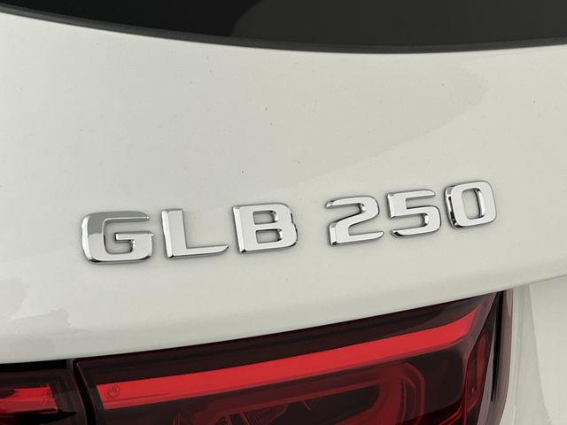Thumbnail: 2022 Mercedes-Benz GLB - 33
