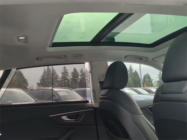 Thumbnail: 2023 Audi Q8 - 31