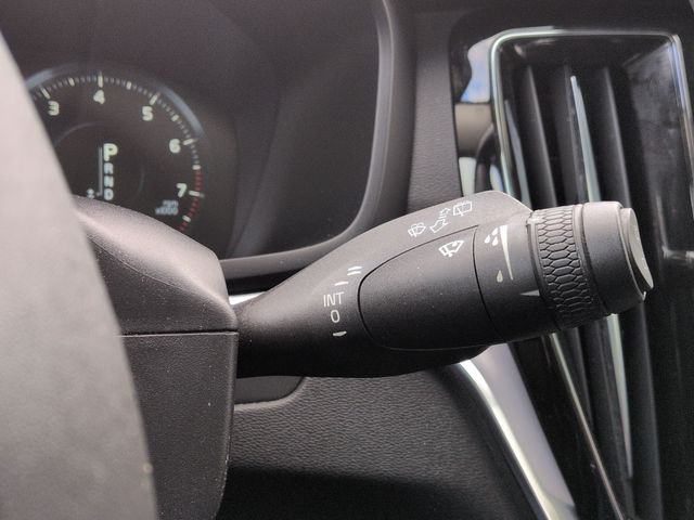 Thumbnail: 2020 Volvo V60 - 31