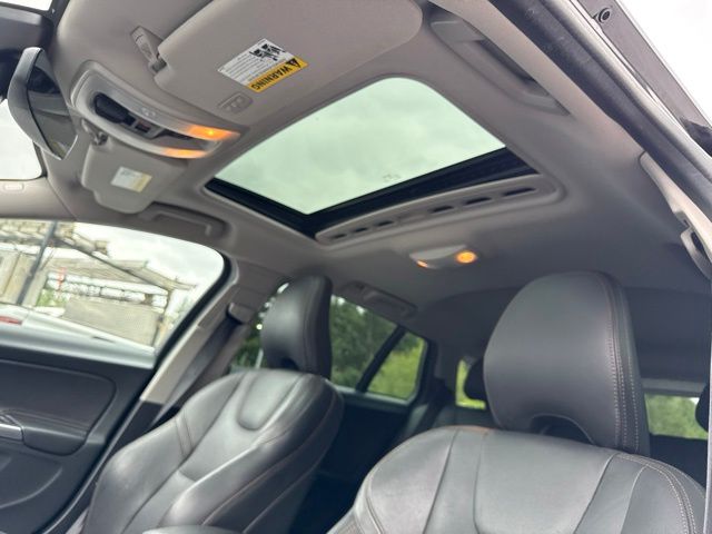 Thumbnail: 2018 Volvo V60 - 15