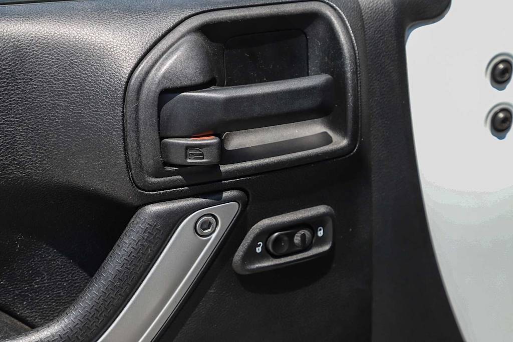Thumbnail: 2017 Jeep Wrangler - 21