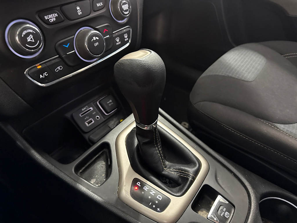 Thumbnail: 2017 Jeep Cherokee - 30