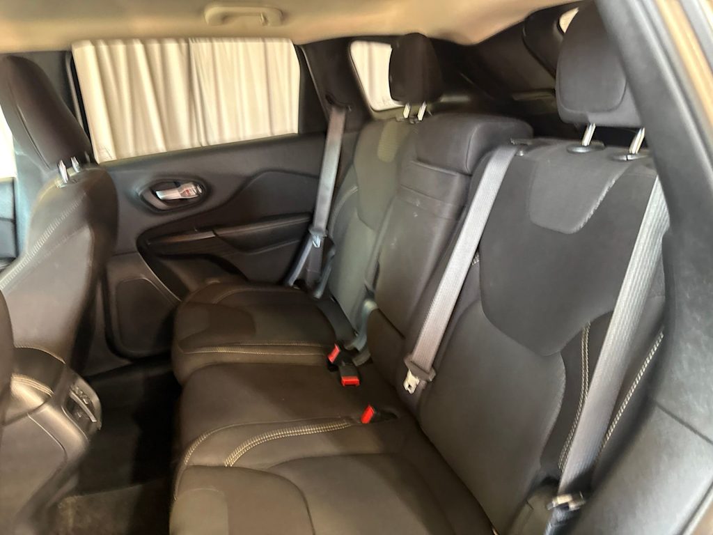 Thumbnail: 2016 Jeep Cherokee - 23