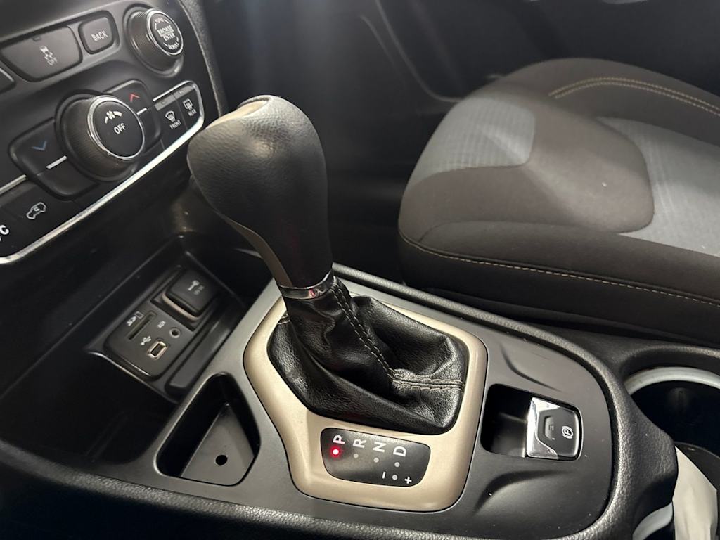Thumbnail: 2016 Jeep Cherokee - 12