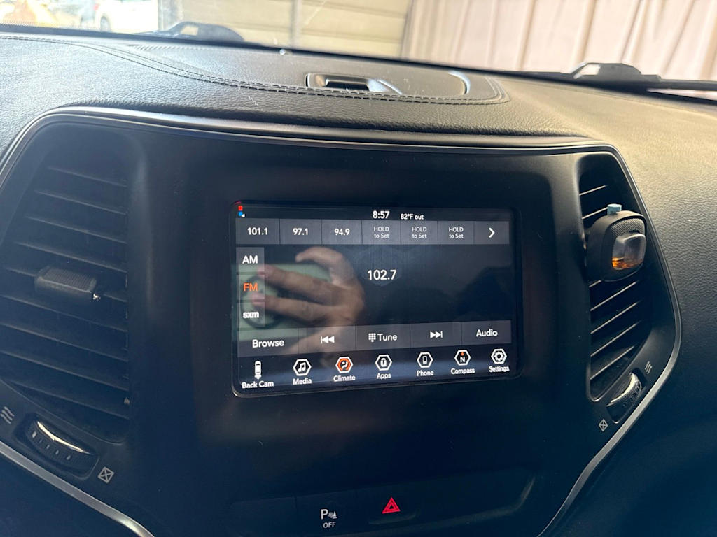 Thumbnail: 2019 Jeep Cherokee - 11