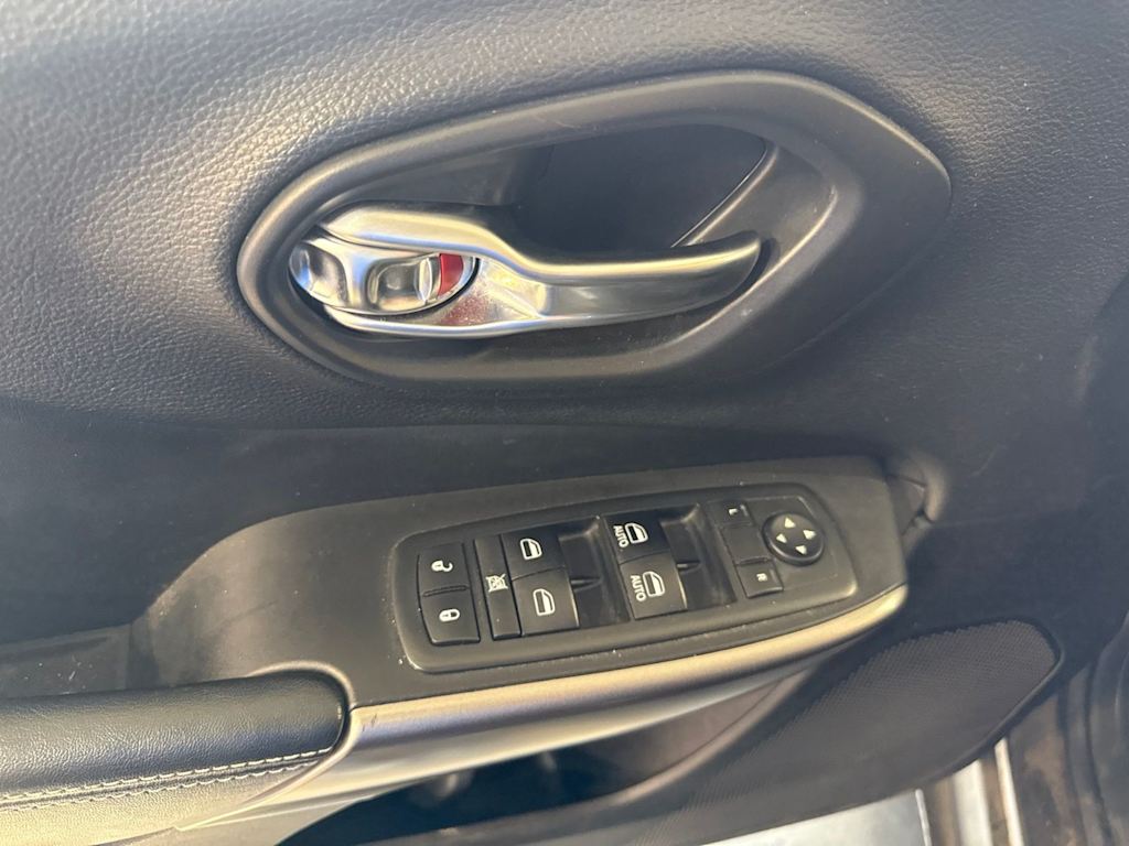 Thumbnail: 2019 Jeep Cherokee - 23