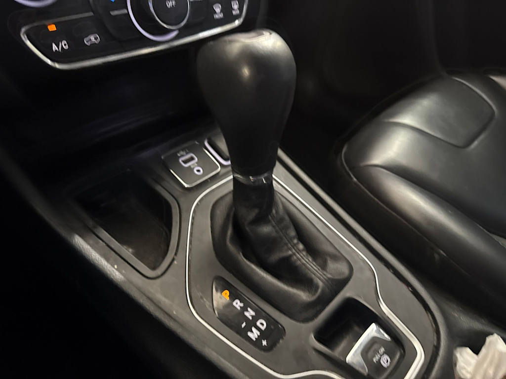 Thumbnail: 2019 Jeep Cherokee - 30