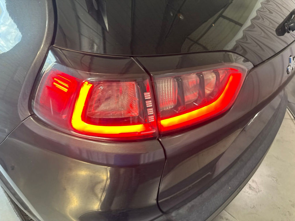 Thumbnail: 2019 Jeep Cherokee - 18
