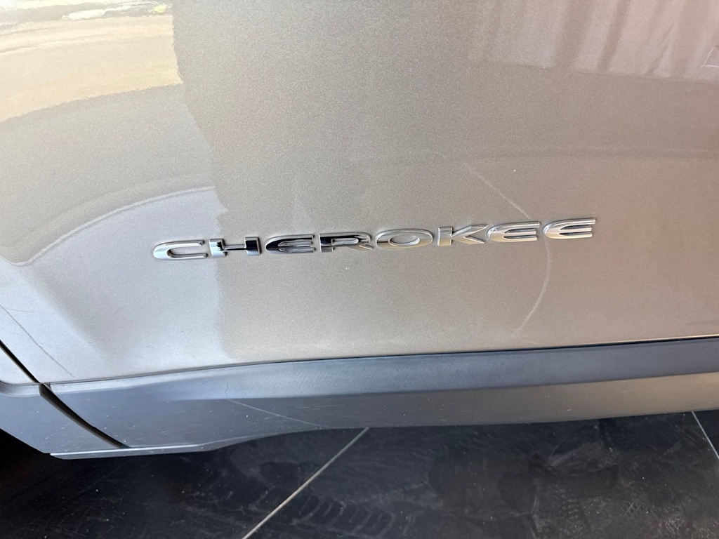 2019 Jeep Cherokee Latitude Plus - Photo 6