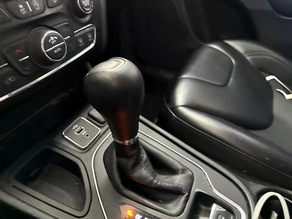 2019 Jeep Cherokee Latitude Plus - Photo 12