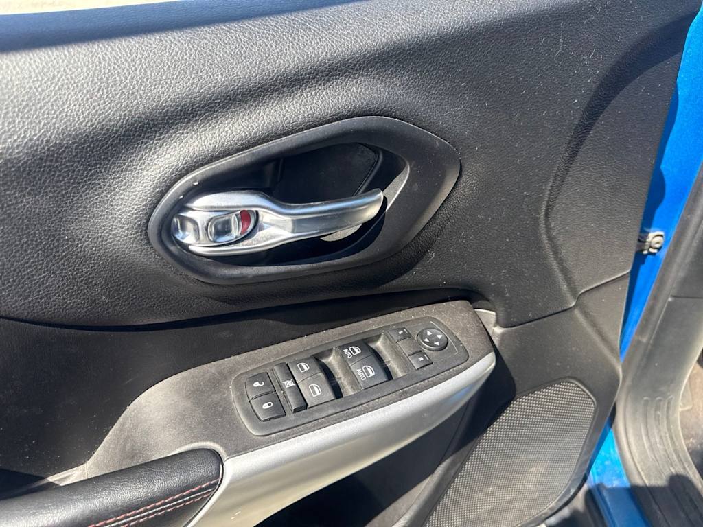 Thumbnail: 2018 Jeep Cherokee - 25