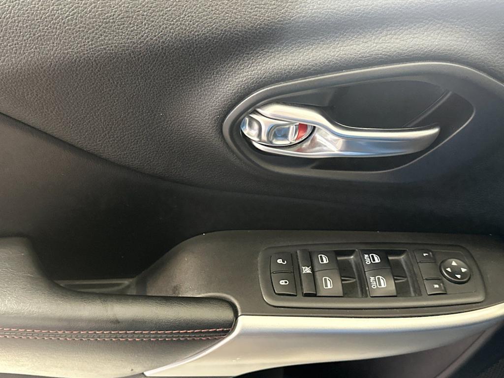 Thumbnail: 2018 Jeep Cherokee - 23