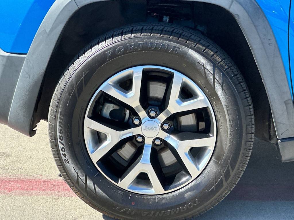 Thumbnail: 2018 Jeep Cherokee - 8