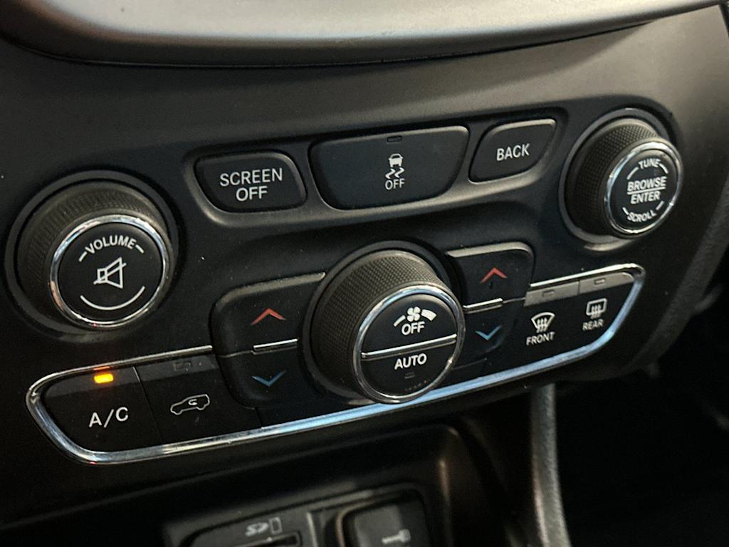 Thumbnail: 2018 Jeep Cherokee - 26