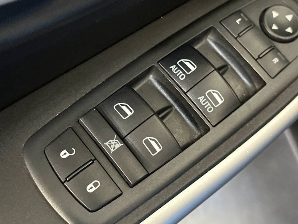 Thumbnail: 2018 Jeep Cherokee - 24